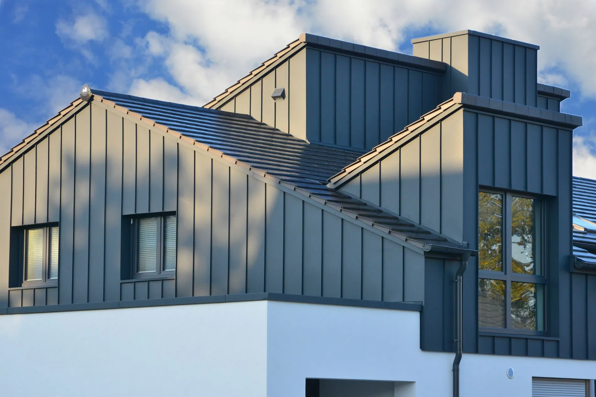 Metall-Fassadenverblendung des Dachgeschosses.jpeg